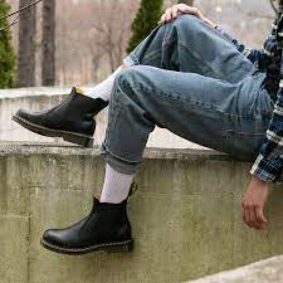 Dr. Martens Woman 2976 Smooth Leather Black Chunky Boots Size 9 - Picture 13 of 13